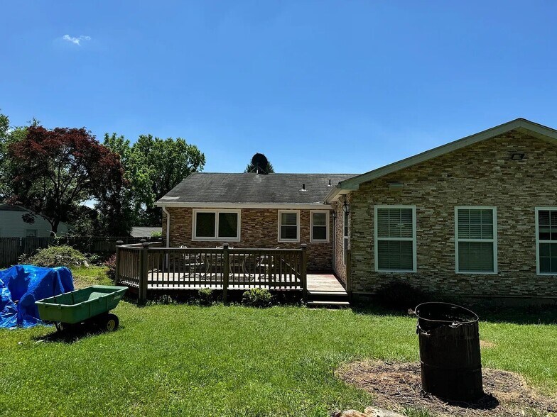 Building Photo - 10 Harmon Rd