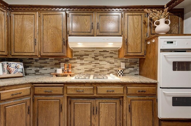Building Photo - 9009 Lakeaire Dr