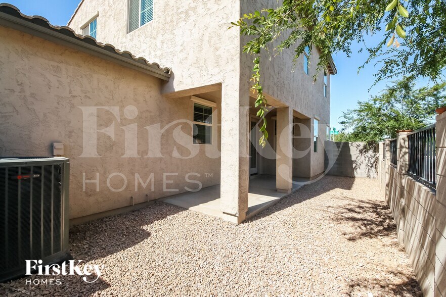 Building Photo - 305 N Sunrise