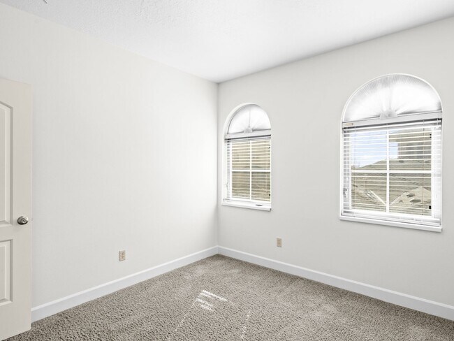 Building Photo - Luxurious Condo in North Orem