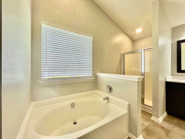 Building Photo - SPACIOUS 3 BEDROOMS!