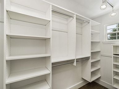 Building Photo - This light filled & charming home in a convenient location!