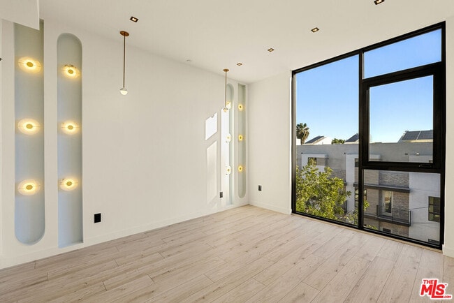 Building Photo - 1021 N Ogden Dr