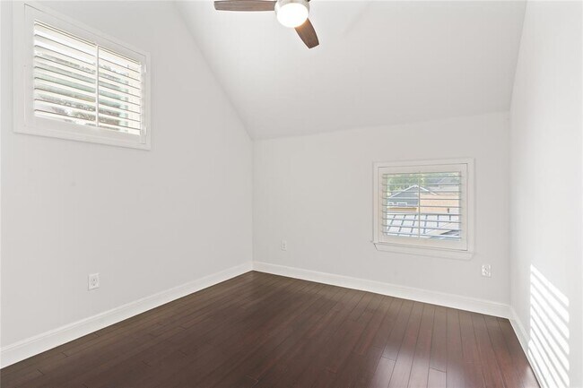 Building Photo - 906 Linden St