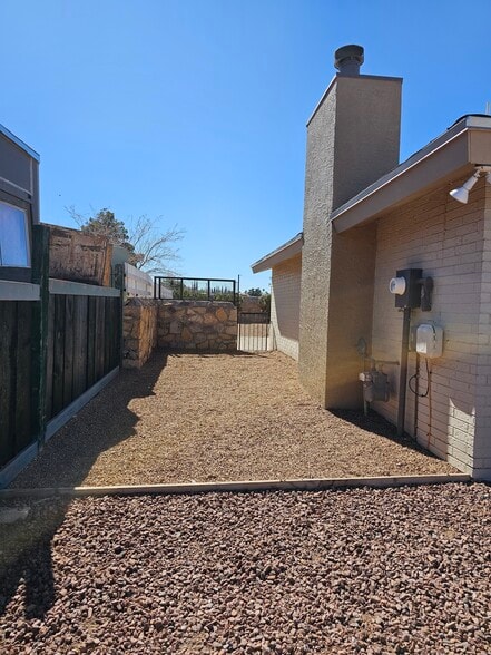 Side gate to back yard - 11646 Scott Simpson Dr
