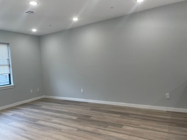 Building Photo - 441-449 E 18th St