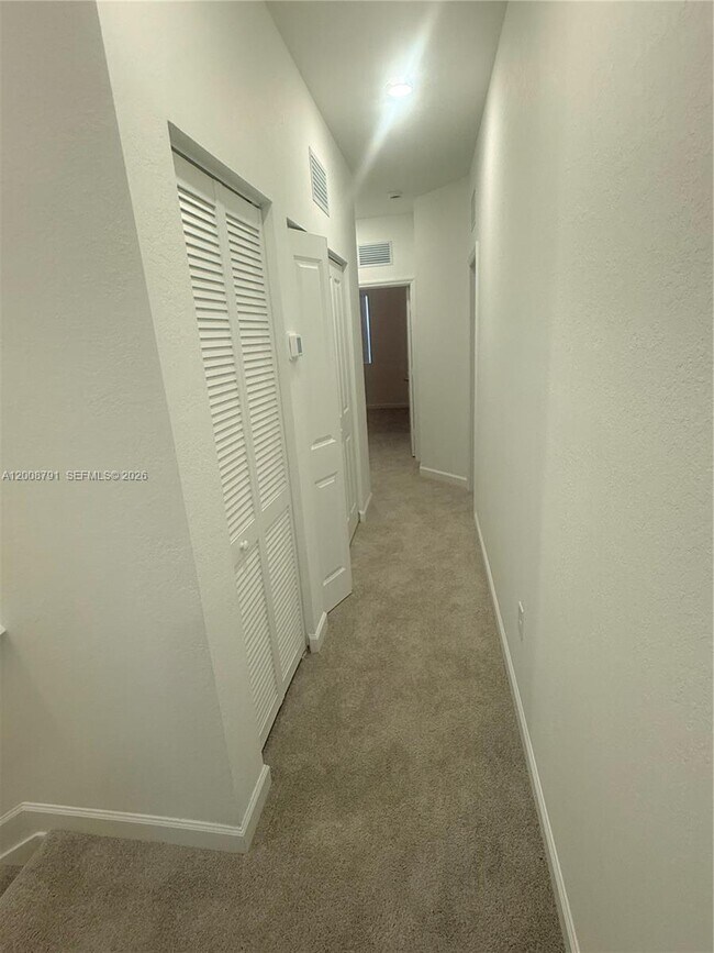 Building Photo - 2746 SE 24th Terrace