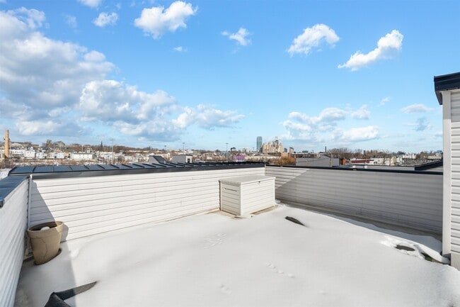 Building Photo - 94 Van Horne St
