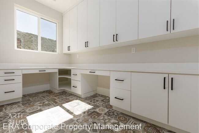 Building Photo - 4 br, 2.5 bath House - E272  385 E. Entrad...