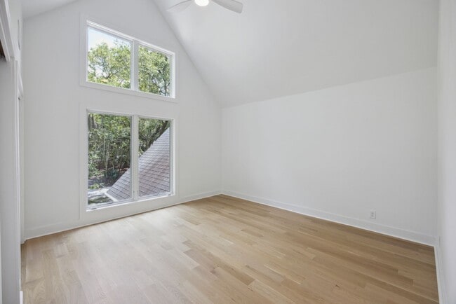 Building Photo - Available 6/15. Stunning, Fully-Rennovated...