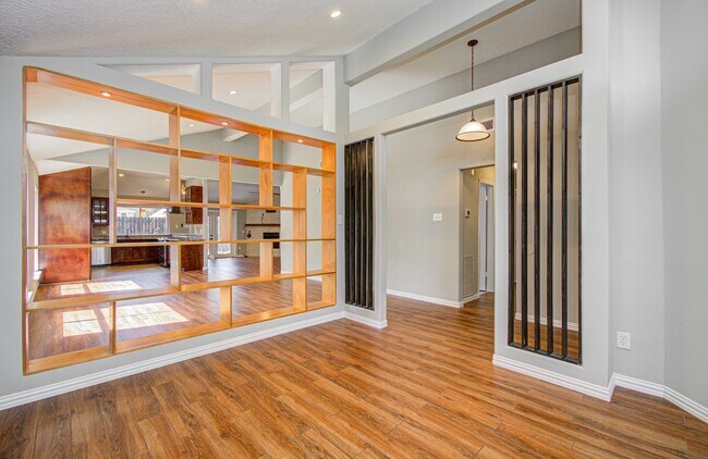 Building Photo - 10546 Rippling Fields Dr