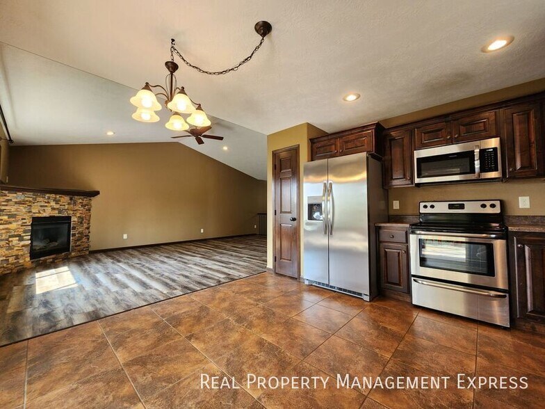 Building Photo - Modern 4 Bedroom 2 Bathroom Twin-Home in Tea