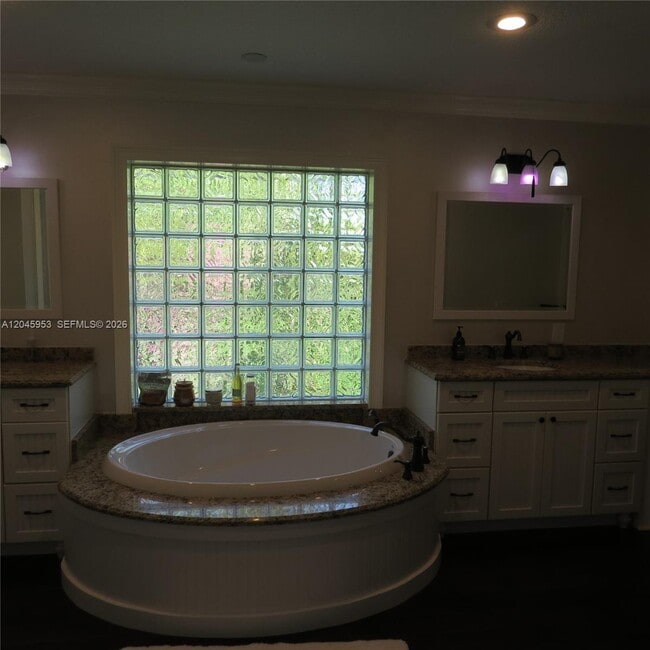 Building Photo - 542 N Cypress Dr
