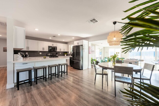 Building Photo - 4917 E Granada Rd