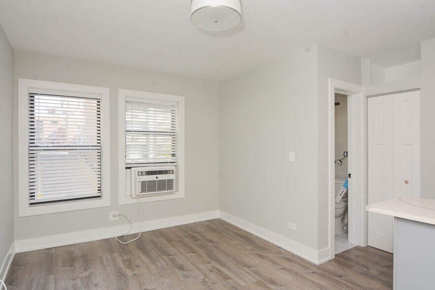 Building Photo - 510 W Belmont Ave