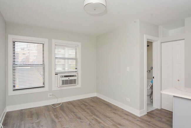 Building Photo - 508 W Belmont Ave