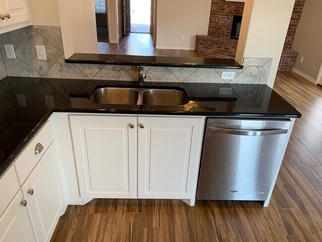 Building Photo - VERY NICE! 2/2/2