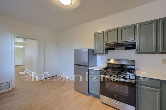 Building Photo - 227 S Ann St