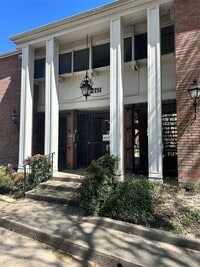 Building Photo - 2711 Briarhurst Dr