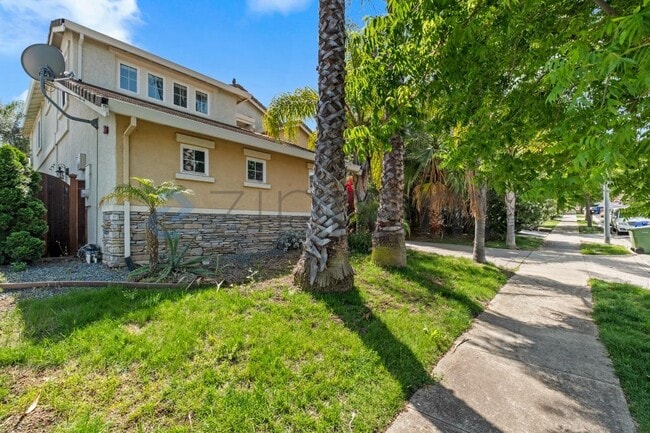 Building Photo - 338 Roundhill Dr