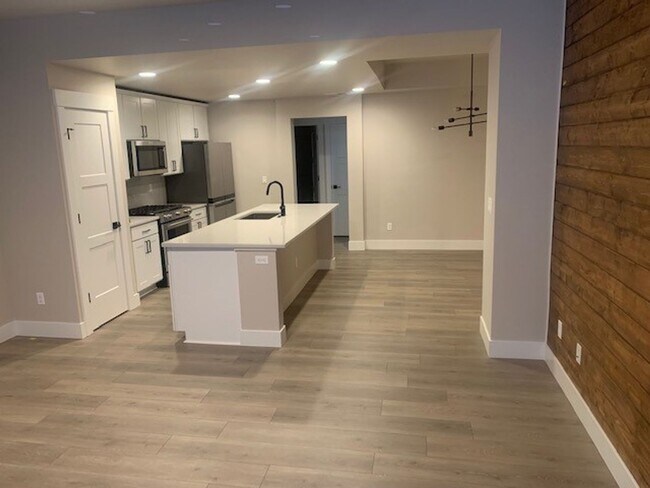 Building Photo - 3 Bed/3 Bath Modern and Luxurious Townhome in NE Bend