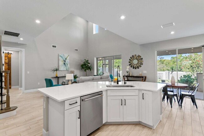 Building Photo - "Spacious 4-Bed, 4-Bath Retreat at 2612 Le...