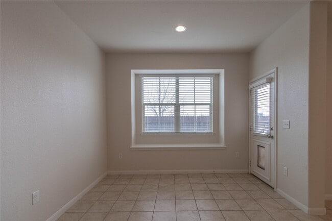 Building Photo - 2880 Donnell Dr