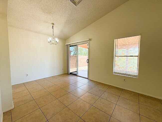 Building Photo - Golf Course Backyard! Updated 3-Bed Home i...
