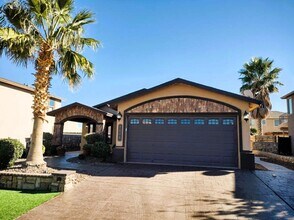 Building Photo - Immaculate Single Level Eastside Home With Refrigerated Air Located In Quiet Neighborhood