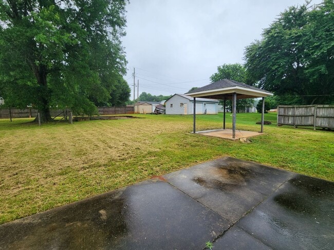 Building Photo - Ranch Home w/Large Yard
