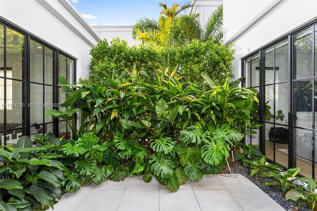 Building Photo - 895 NE 76th St