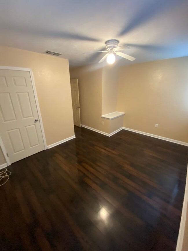 Building Photo - Gorgeous 2 Bedroom 1.5 Bathroom Townhouse ...