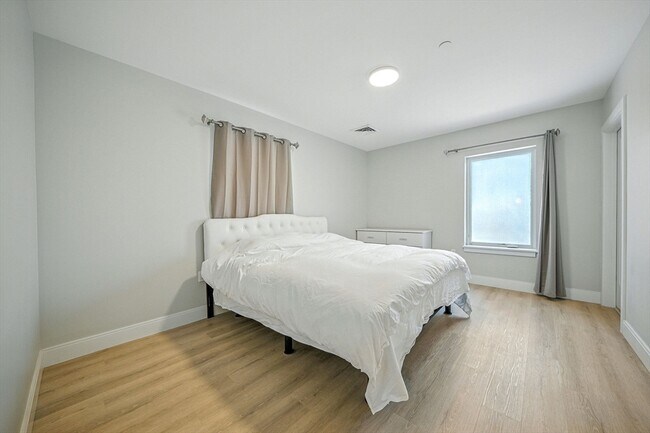 Building Photo - 25 2nd St