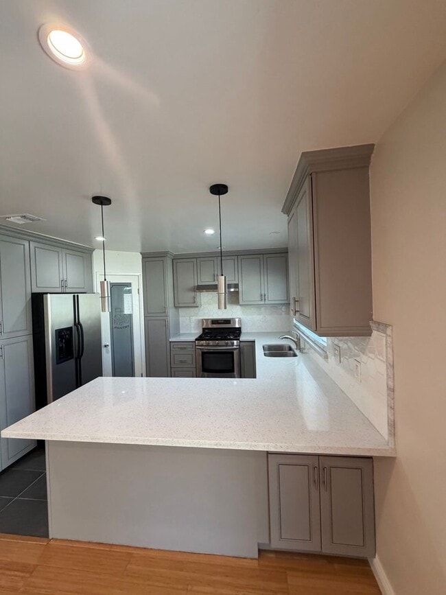 Building Photo - Beautiful 3 Bedroom Home in Avocado Heights