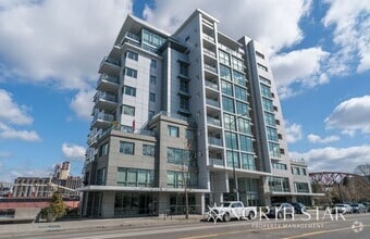 Building Photo - Pearl District Living on the Willamette River