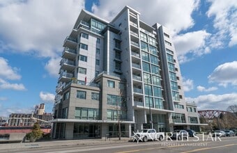 Building Photo - Pearl District Living on the Willamette River