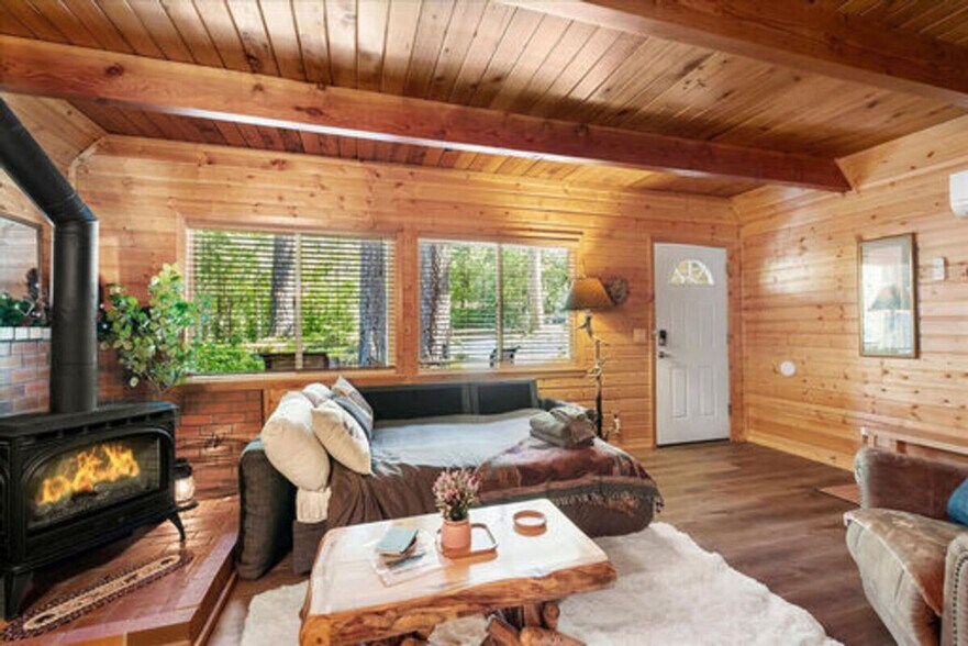 Building Photo - 321 Paradise Dr