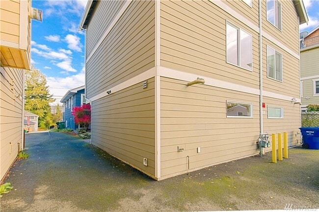 Building Photo - Charming 3-Story townhome located near Hig...