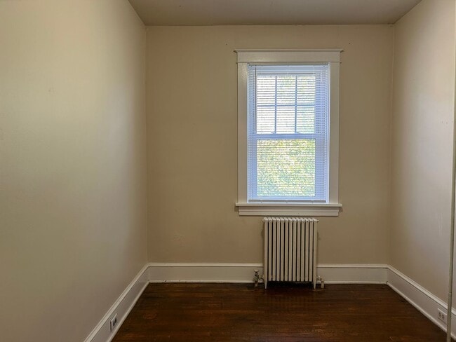 Building Photo - Beautiful 3 Bedroom End of Row Townhome in...