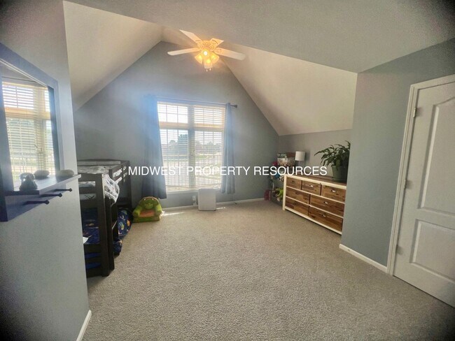 Building Photo - Exquisite 4-Bedroom Home with Spacious Fam...