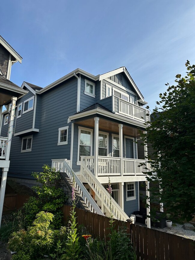 Building Photo - Stunning Trilevel home Woodinville!