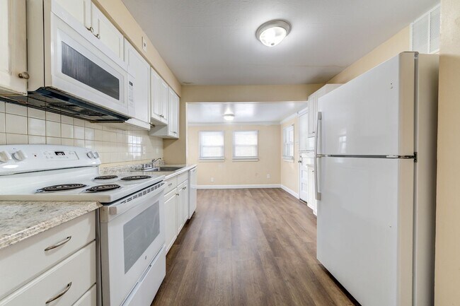 Building Photo - Charming 3-Bedroom Home with Garage, Basement & Fenced Backyard