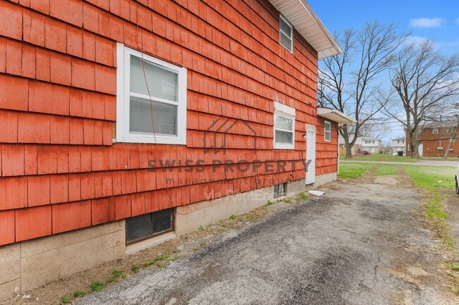 Building Photo - 386 S Napoleon Ave