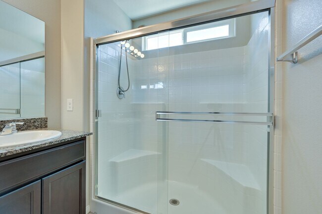Building Photo - NW!! Solar!!  Gated!!  Bed and bath downst...