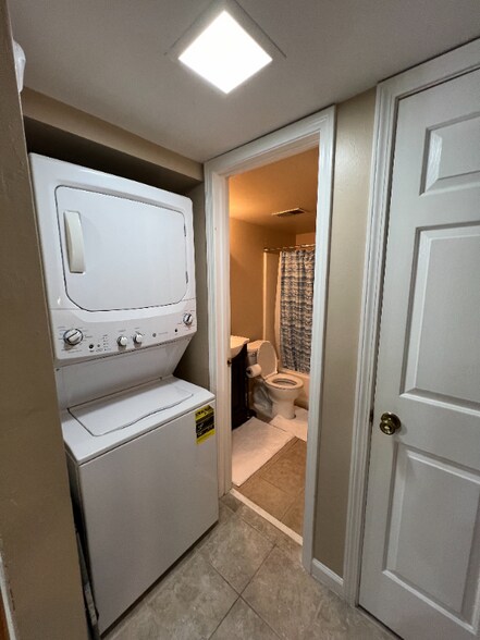 Building Photo - 702 Windsong Cir