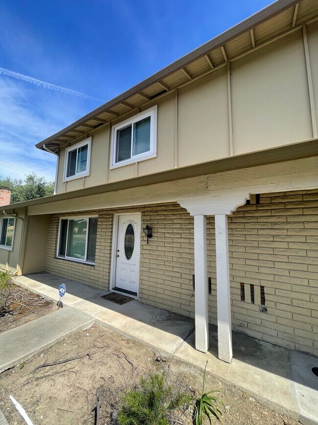 Building Photo - Beautiful Updated Condo 3 Bedroom