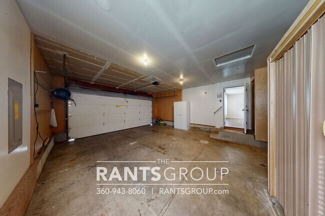 Building Photo - Recently updated home in Beachcrest's quie...