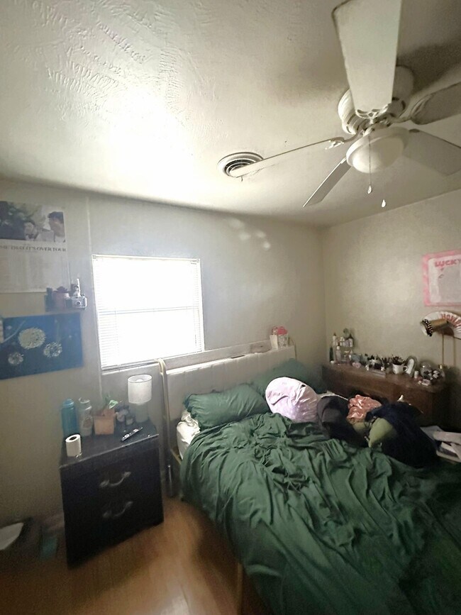 Building Photo - 410 Essex Dr