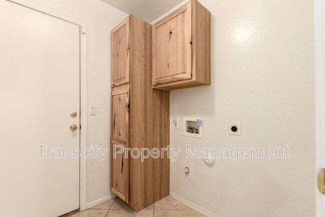 Building Photo - 10264 E Dolphin Ave