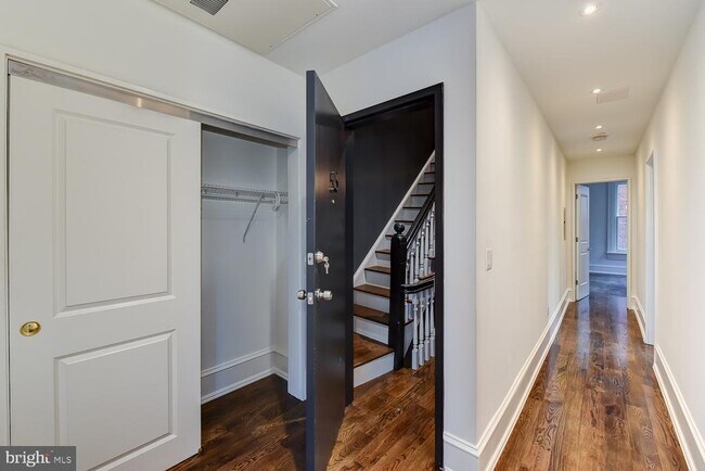 Building Photo - 501 Seward Square SE